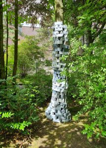 "Save The Tree" - Installation von René Scheer im Rahmen des 24 Stunden Stipendium des Kulturwerk Schleswig-Holstein (Kulturwerk SH) und der Drostei in Pinneberg. Es sind angesprühte Getränkekartons, die einen Baum umhüllen bis 2,70 Meter Höhe. Die Tetrapacks sehen aus wie mauersteine. 